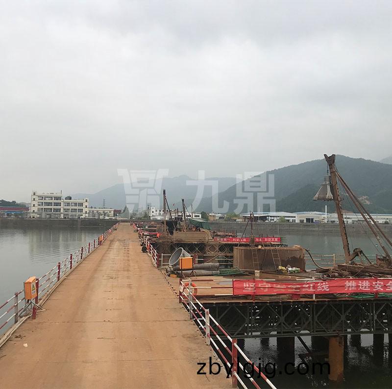 鋼(gang)平檯(tai)舖(pu)設(shè)后(hou)需(xu)在兩邊銲(han)接安(an)全(quan)護(hu)欄(lan)